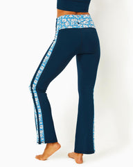 Lilly Pulitzer Upf 50+ Luxletic 31.5" Carpe Vita Flare Legging Low Tide Navy | Women Bottoms